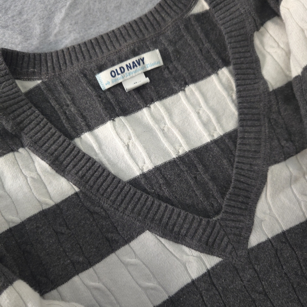Old Navy Men's V-Neck Sweater in Gray and White